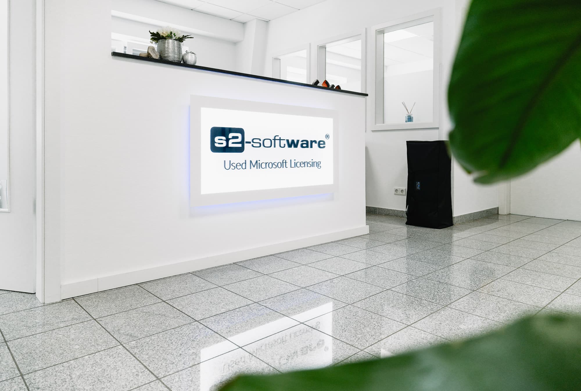 Empfang der s2-Software GmbH mit Firmenlogo