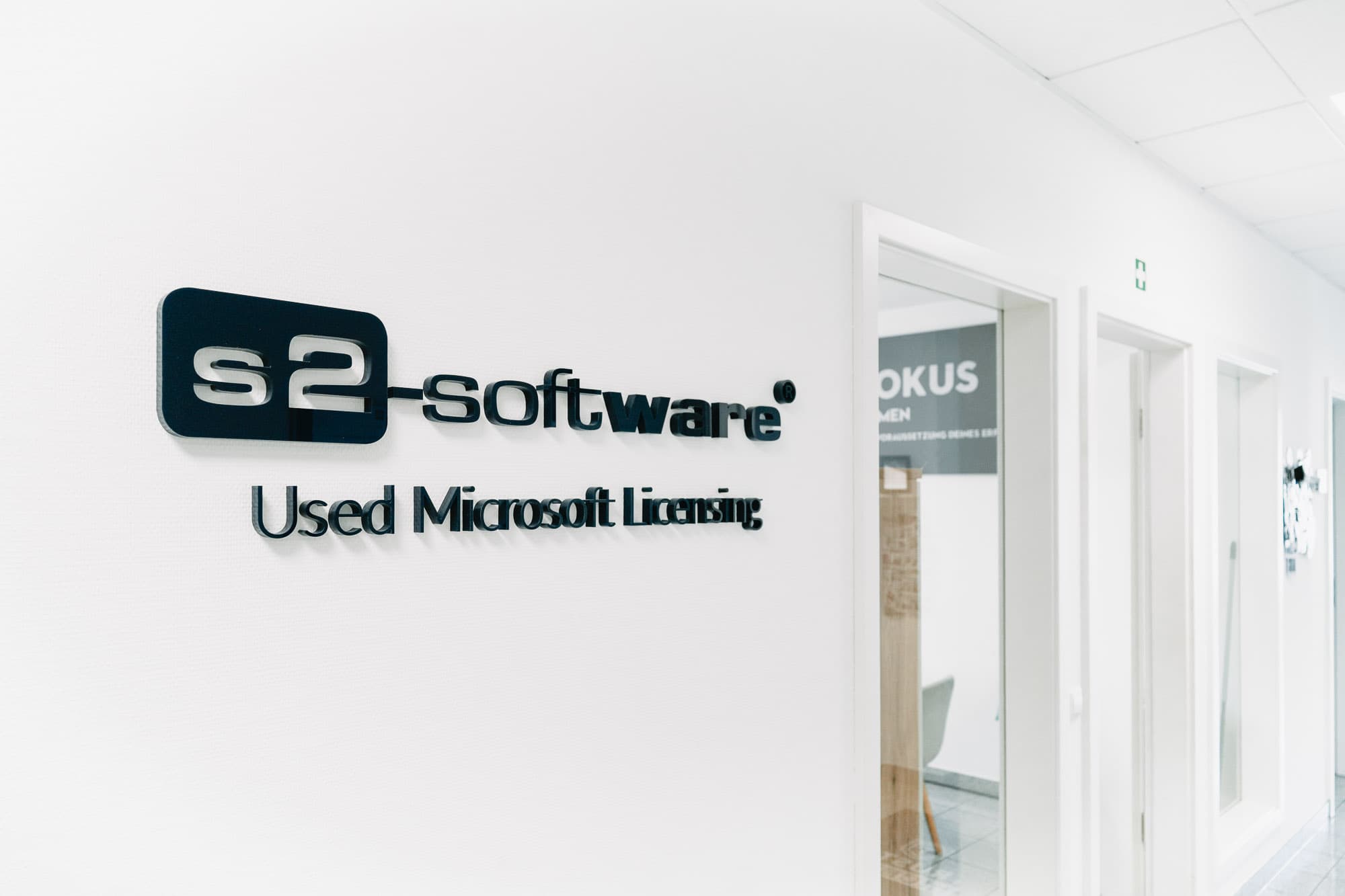 s2-Software-Logo an der Wand im Büro in Cochem