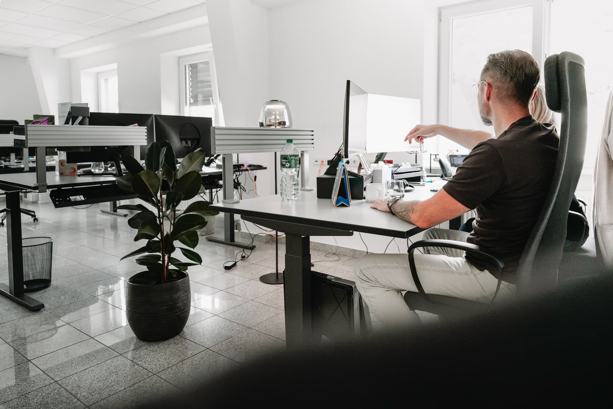 Mitarbeiter der s2-Software GmbH am Schreibtisch