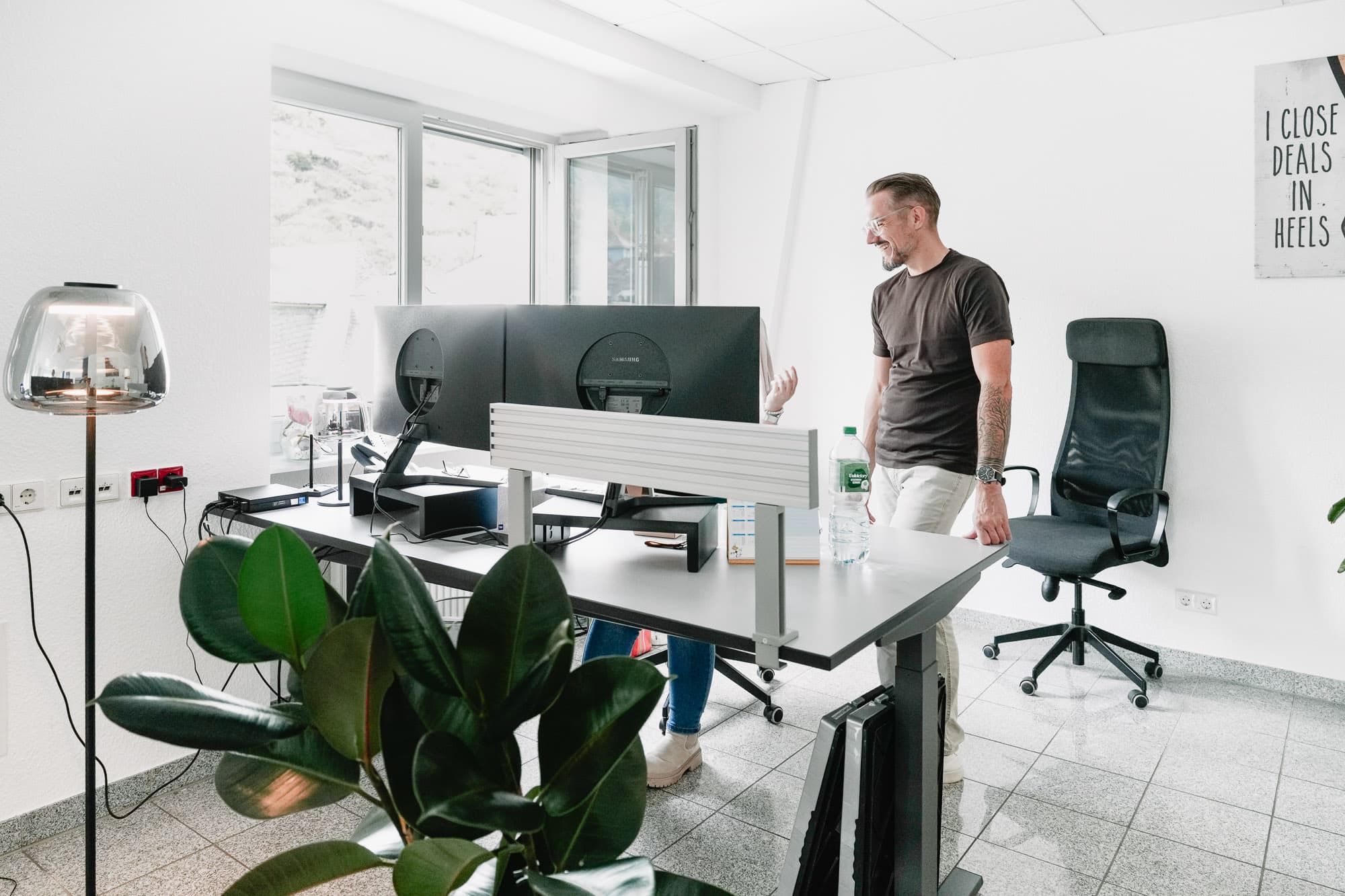 Mitarbeiter am Arbeitsplatz im Büro der s2-Software GmbH