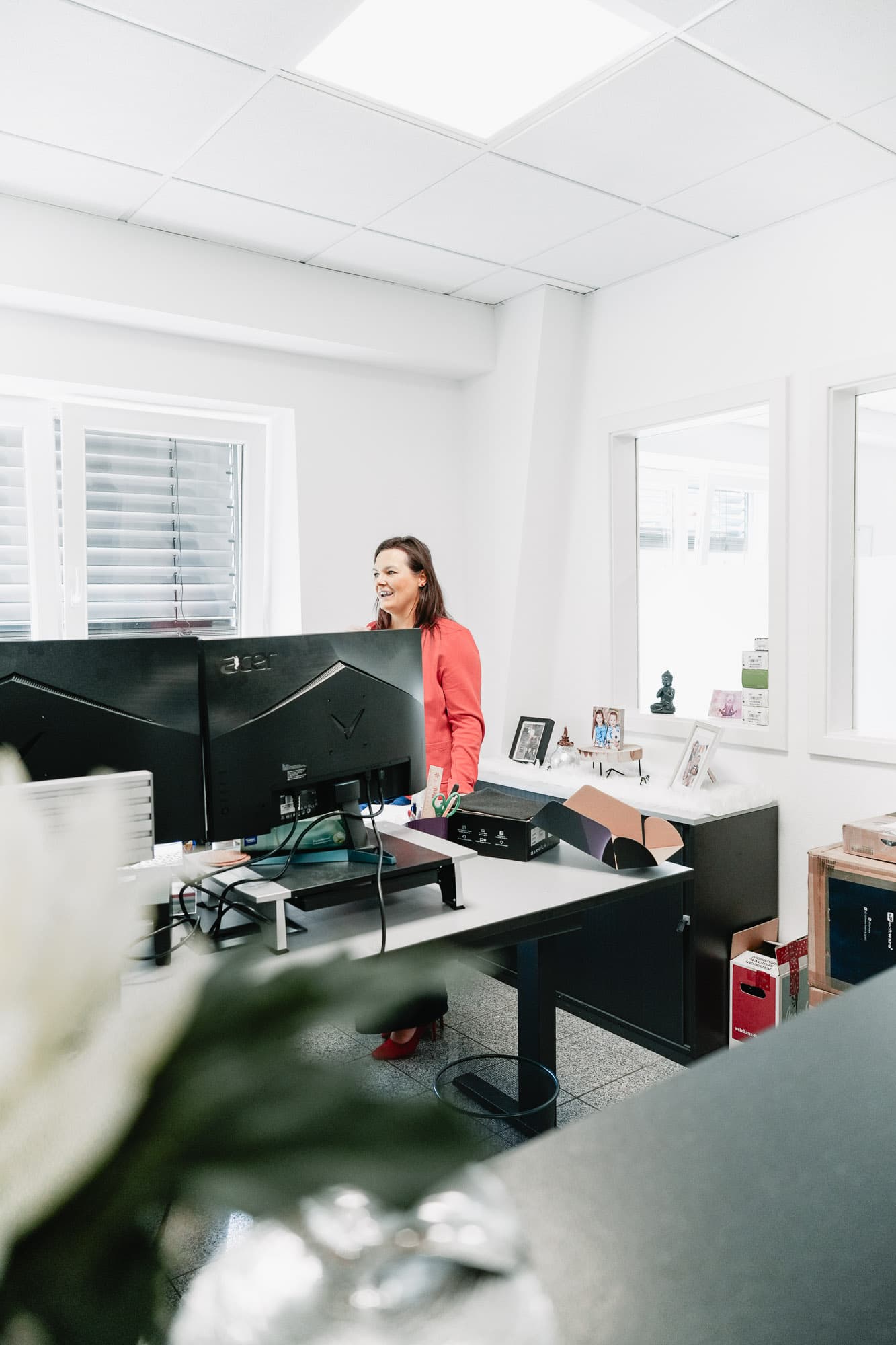 Mitarbeiterin der s2-Software GmbH am Arbeitsplatz