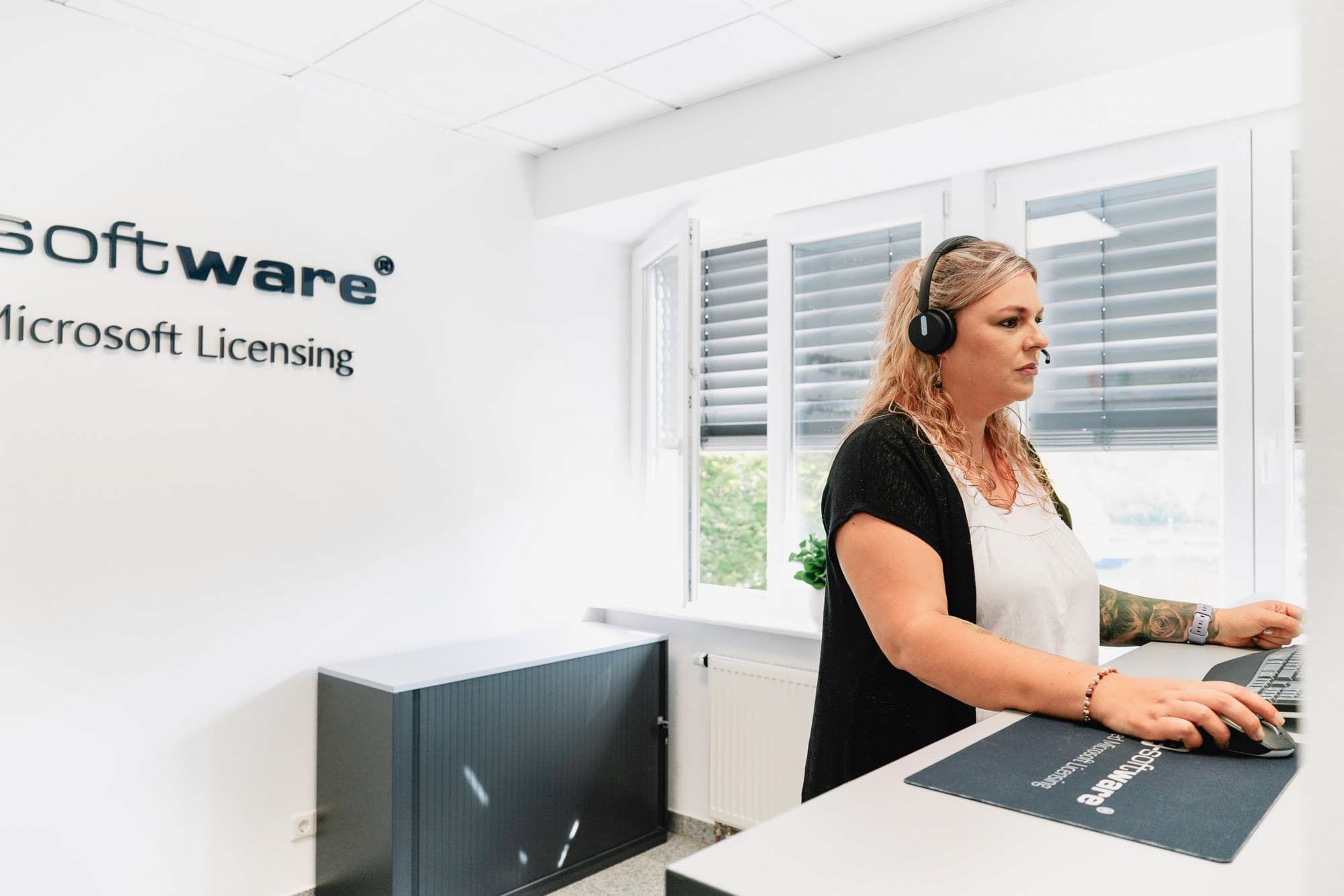 Mitarbeiterin der s2-Software GmbH mit Headset im Kundensupport
