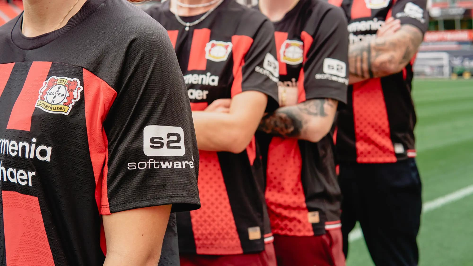 s2-Software-Logo am Ärmel des Bayer-04-Trikots