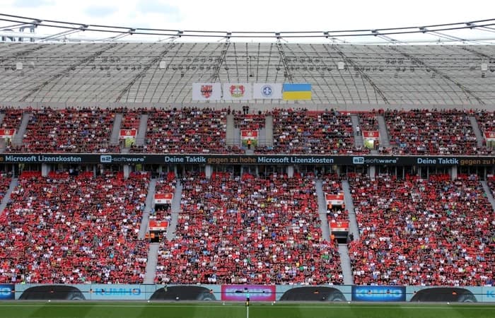 Volle Tribüne in der BayArena mit s2-Software-LED-Bande