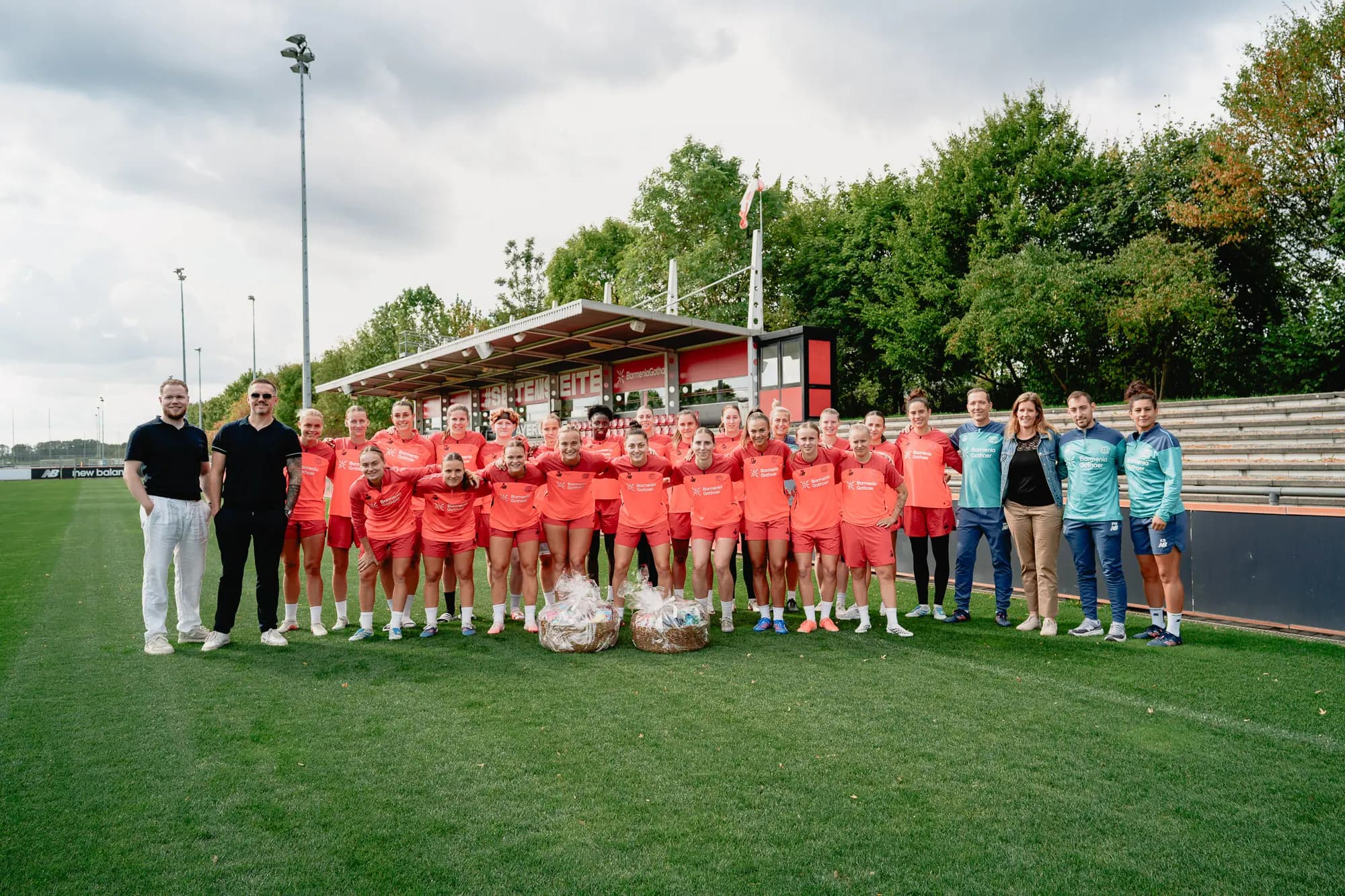 Frauenmannschaft von Bayer 04 Leverkusen mit Betreuern auf dem Trainingsplatz